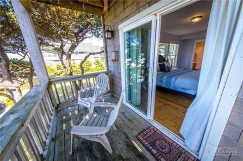 2nd Floor - Deck with views of ocean