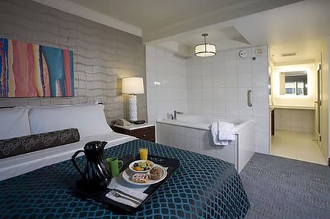 Suite, 1 King Bed, Smoking | 1 bedroom, hypo-allergenic bedding, in-room safe, desk