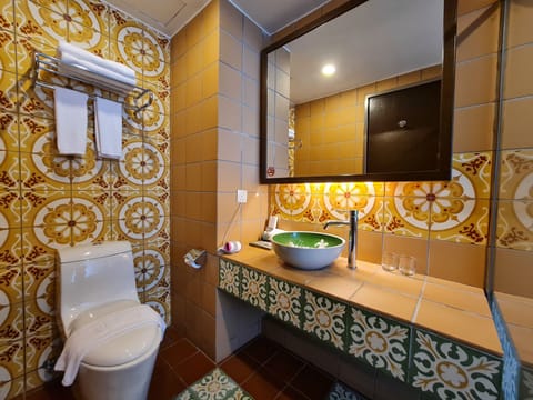 Garden Suite | Bathroom | Free toiletries, hair dryer, bidet, towels