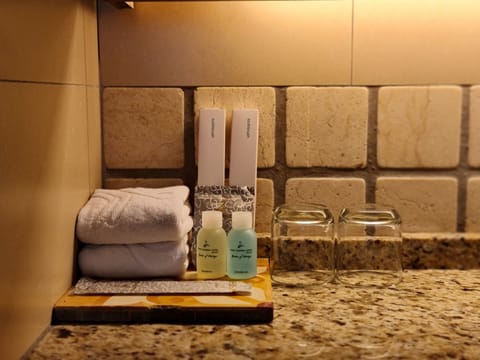 Swan Suite | Bathroom amenities | Free toiletries, hair dryer, bidet, towels