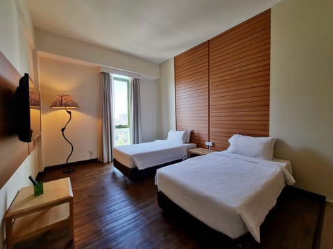 Family Suite, 2 Bedrooms, Jetted Tub, Courtyard Area | Minibar, in-room safe, desk, soundproofing