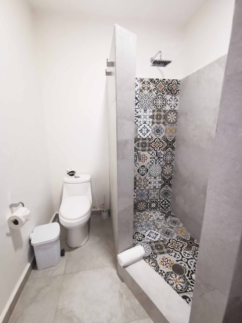 Classic Double Room | Bathroom | Shower, rainfall showerhead