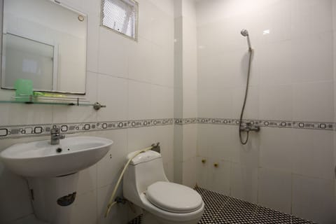 Standard Double Room | Bathroom | Shower, free toiletries, towels