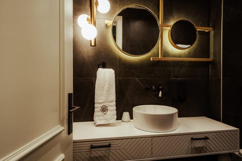 Queen Suite, Sea View | Bathroom | Shower, rainfall showerhead, designer toiletries, hair dryer