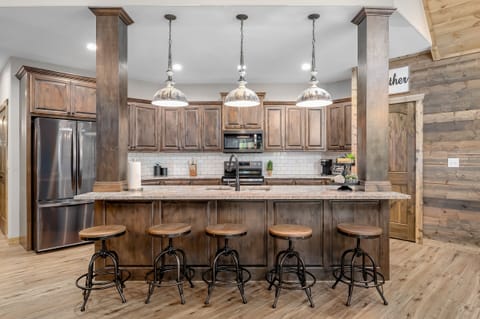 Fabulous kitchen for preparing meals and snacks
