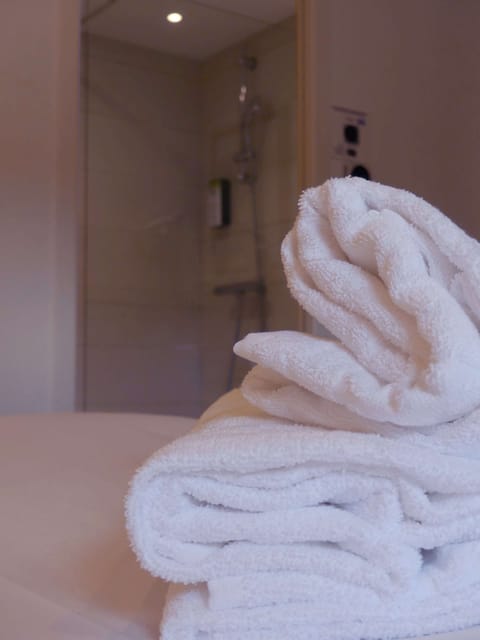 Shower, eco-friendly toiletries, towels