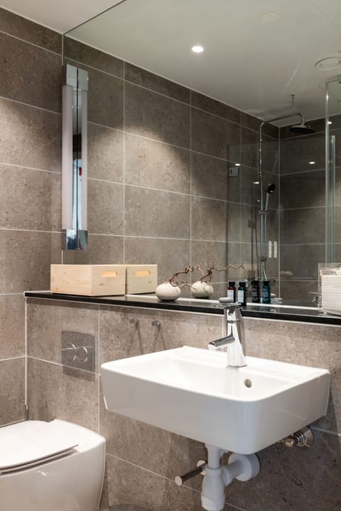 Standard Room | Bathroom | Shower, free toiletries, hair dryer, towels