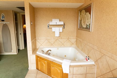 Superior Suite, 1 King Bed, Non Smoking (One-Bedroom) | Private spa tub