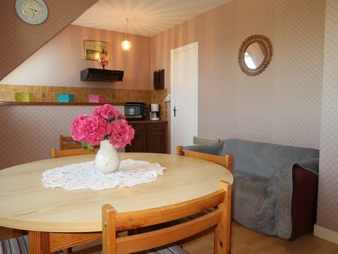 Sky, Plant, Building, Property, Window, Tree, Slope, Land Lot, House, Urban Design