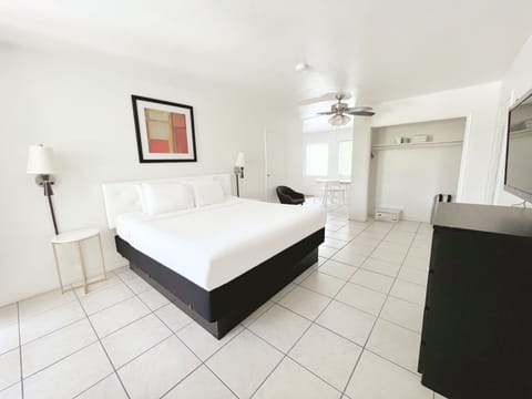 Deluxe Studio, 1 King Bed | In-room safe, individually decorated, individually furnished
