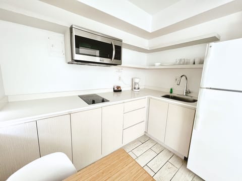 Suite, 1 Bedroom | Private kitchen | Fridge, microwave, coffee/tea maker, paper towels