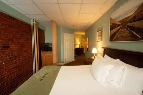 Superior Room, 1 Queen Bed, Jetted Tub (Private bath) | In-room safe, iron/ironing board, free WiFi, bed sheets