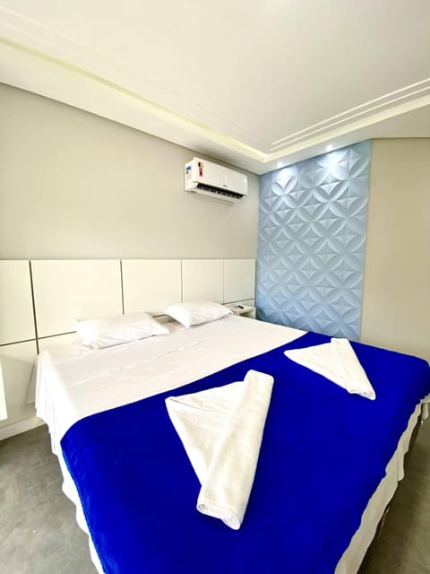 Junior Room, Private Pool | Minibar, in-room safe, bed sheets