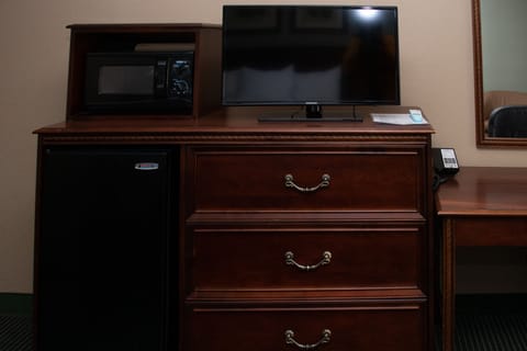 Desk, soundproofing, iron/ironing board, free WiFi