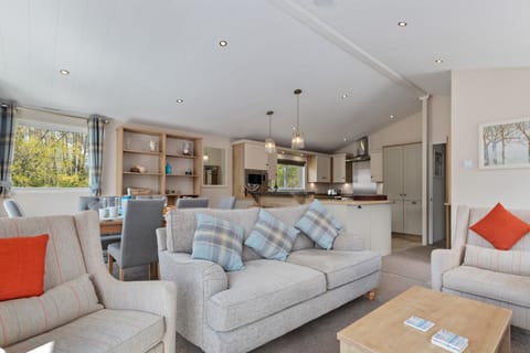 Luxury Lodge, Short Walk to Beach, Parking