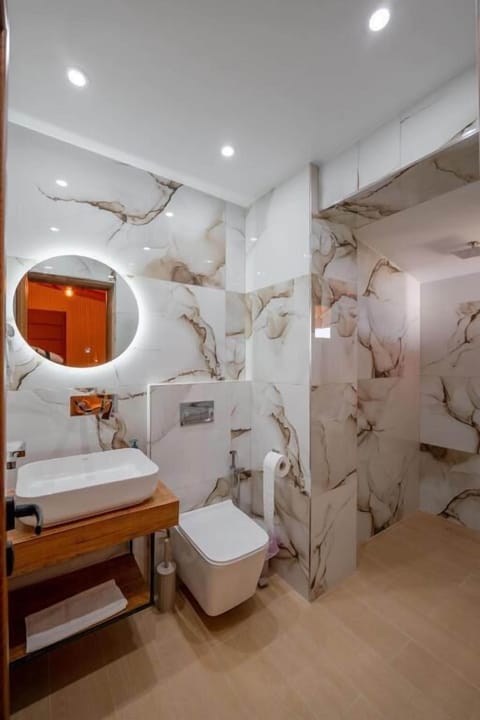 Deluxe Double Room | Bathroom | Free toiletries, towels