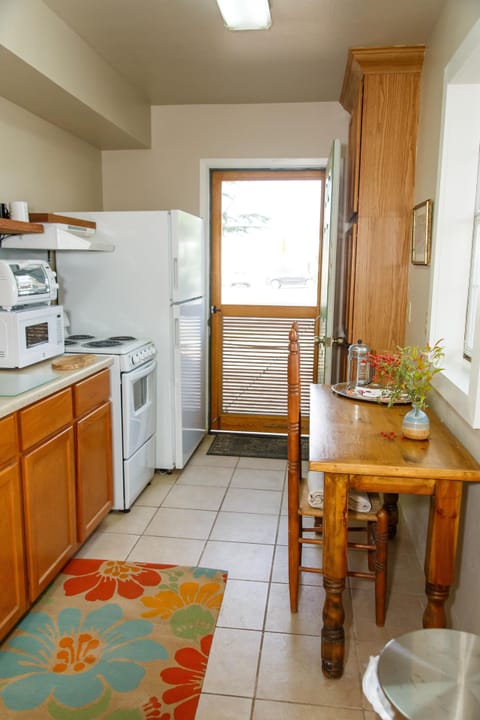 Studio | Private kitchen | Fridge, microwave, oven, coffee/tea maker