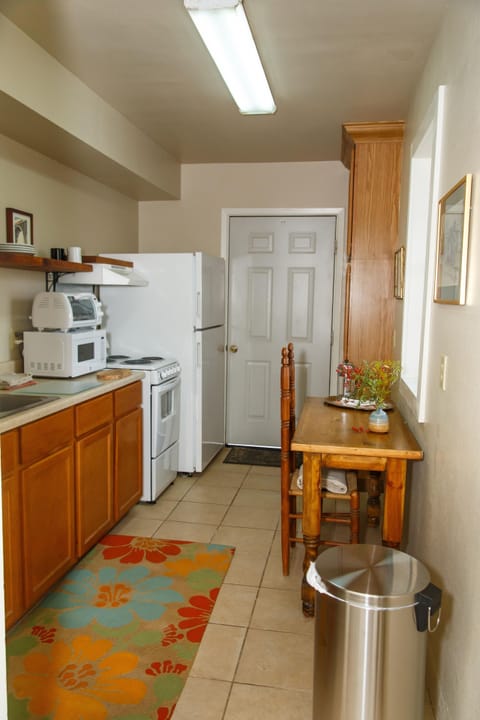 Studio | Private kitchen | Fridge, microwave, oven, coffee/tea maker