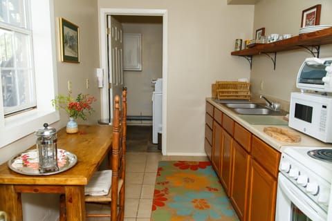 Studio | Private kitchen | Fridge, microwave, oven, coffee/tea maker