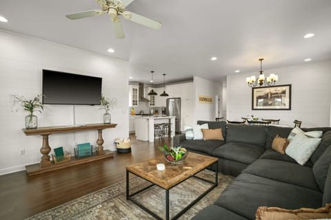 Relax in Style: Cozy Living Room Perfect for Gatherings!