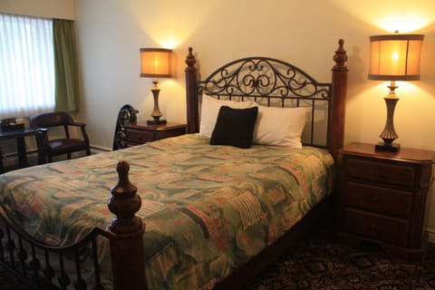 Classic Room, 1 Queen Bed | Iron/ironing board, rollaway beds, free WiFi