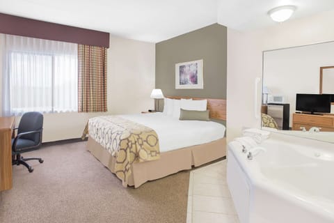 Deluxe Room, 1 King Bed, Non Smoking | Desk, blackout drapes, soundproofing, iron/ironing board