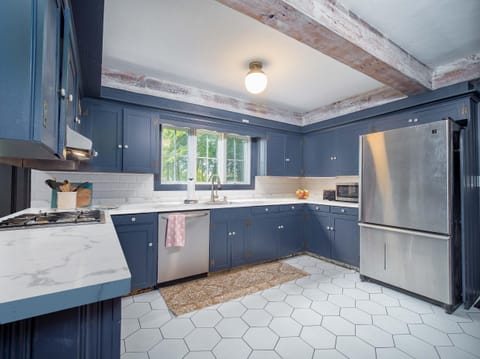 Fully Stocked Kitchen!