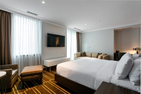 Deluxe Room, 1 King Bed | Premium bedding, in-room safe, individually furnished, desk