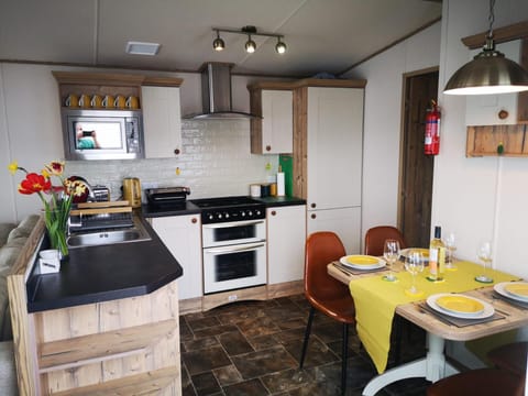 Chalet | Private kitchen | Fridge, microwave, oven, stovetop