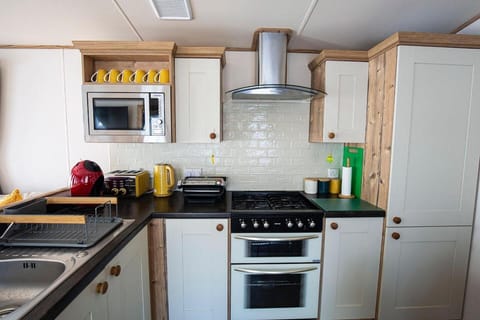 Chalet | Private kitchen | Fridge, microwave, oven, stovetop