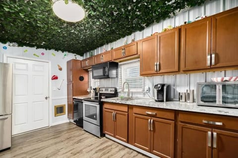 Granite kitchen with SS appliances, Keurig, bakeware/utensil and puppy-height mirrors.