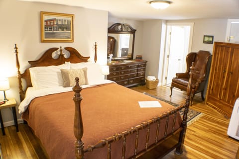 Room 2 | Individually decorated, individually furnished, iron/ironing board