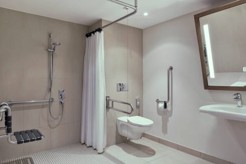 Standard Room, 1 Queen Bed | Bathroom | Shower, free toiletries, hair dryer, towels