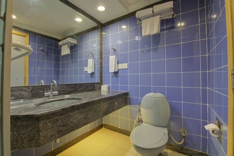Deluxe Apartment, 1 Bedroom, Non Smoking, Kitchenette | Bathroom | Shower, free toiletries, hair dryer, towels