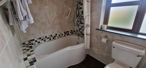 Double single room ensuite | Bathroom | Free toiletries, hair dryer, towels