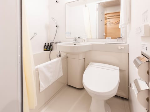 Combined shower/tub, deep soaking tub, free toiletries, hair dryer