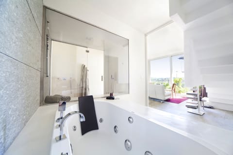 Duplex, Balcony | Jetted tub