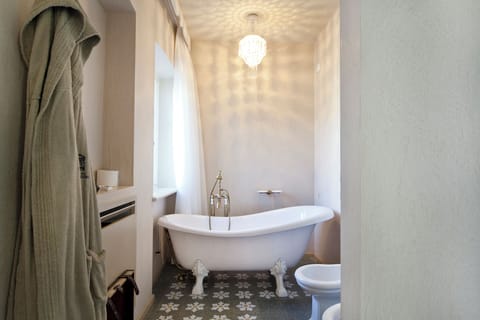 Suite | Premium bedding, down comforters, minibar, in-room safe