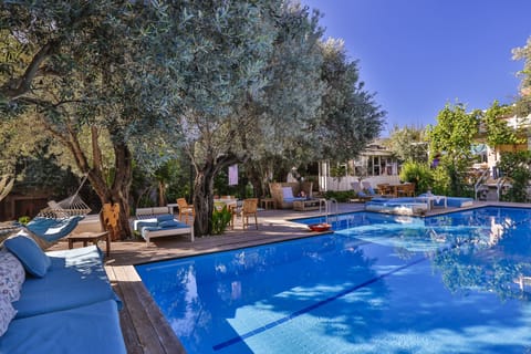 Outdoor pool, open 9:00 AM to 7:30 PM, pool umbrellas, sun loungers