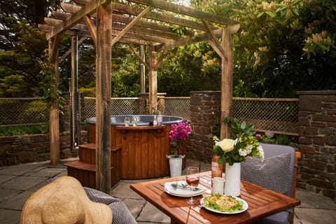 Fresh Escapes - Swifts Return - Romantic -  hot tub , sauna, pool