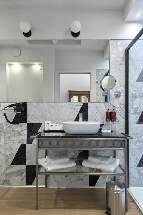 Deluxe Studio Suite | Bathroom | Hair dryer, bidet, towels