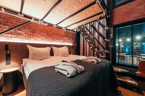 Deluxe Loft, 1 King Bed, Non Smoking | Premium bedding, pillowtop beds, minibar, in-room safe