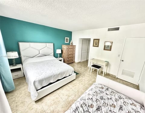 Master Bedroom
1 Queen-size bed
1 Twin-size bed with Trundle