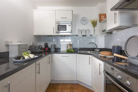 Kicthen area with oven, stove & microwave - Fistral Lookout, Ocean 1
