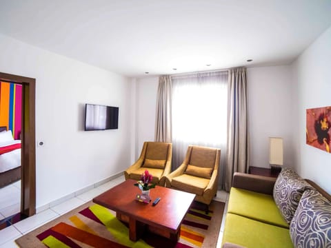 Junior Suite | Premium bedding, in-room safe, desk, laptop workspace