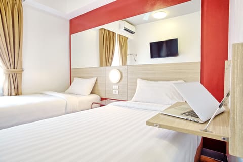 Standard Twin Room | Premium bedding, in-room safe, desk, laptop workspace