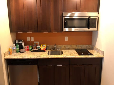 Full-size fridge, microwave, stovetop, dishwasher