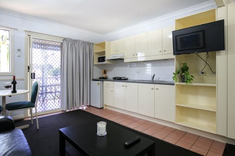 Studio Queen | Private kitchenette | Fridge, microwave, stovetop, coffee/tea maker