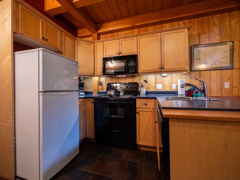 Cabin, 2 Bedrooms (Starboard Side) | Private kitchen