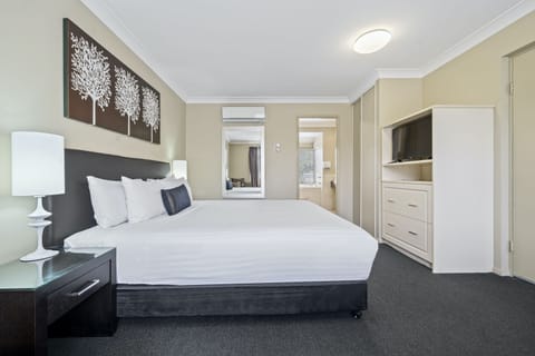 King Suite | Premium bedding, pillowtop beds, minibar, in-room safe